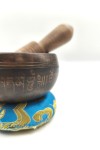 Cuenco tibetano artesanal con Flor de la Vida, mantras grabados, mazo de madera y cojín decorativo para meditación y yoga.