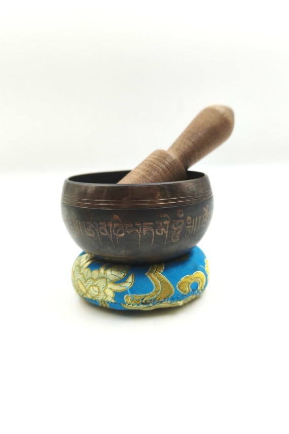 Cuenco tibetano artesanal con Flor de la Vida, mantras grabados, mazo de madera y cojín decorativo para meditación y yoga.