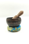 Cuenco tibetano artesanal con Flor de la Vida, mantras grabados, mazo de madera y cojín decorativo para meditación y yoga.