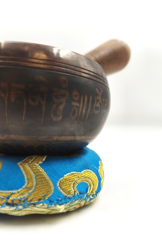 Cuenco tibetano artesanal con Flor de la Vida, mantras grabados, mazo de madera y cojín decorativo para meditación y yoga.