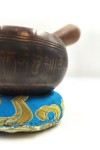 Cuenco tibetano artesanal con Flor de la Vida, mantras grabados, mazo de madera y cojín decorativo para meditación y yoga.