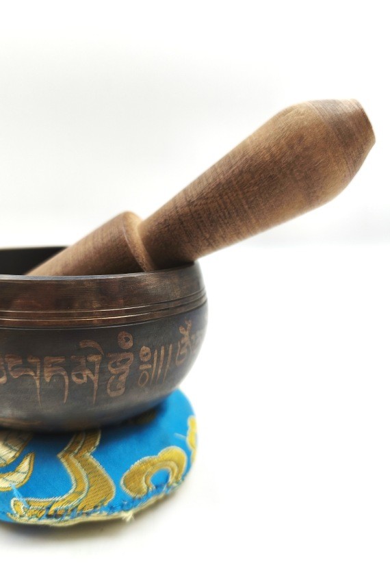 Cuenco tibetano artesanal con Flor de la Vida, mantras grabados, mazo de madera y cojín decorativo para meditación y yoga.