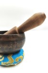 Cuenco tibetano artesanal con Flor de la Vida, mantras grabados, mazo de madera y cojín decorativo para meditación y yoga.