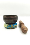 Cuenco tibetano artesanal con Flor de la Vida, mantras grabados, mazo de madera y cojín decorativo para meditación y yoga.
