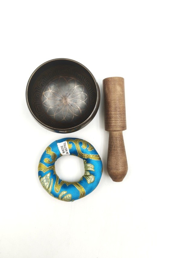 Cuenco tibetano artesanal con Flor de la Vida, mantras grabados, mazo de madera y cojín decorativo para meditación y yoga.