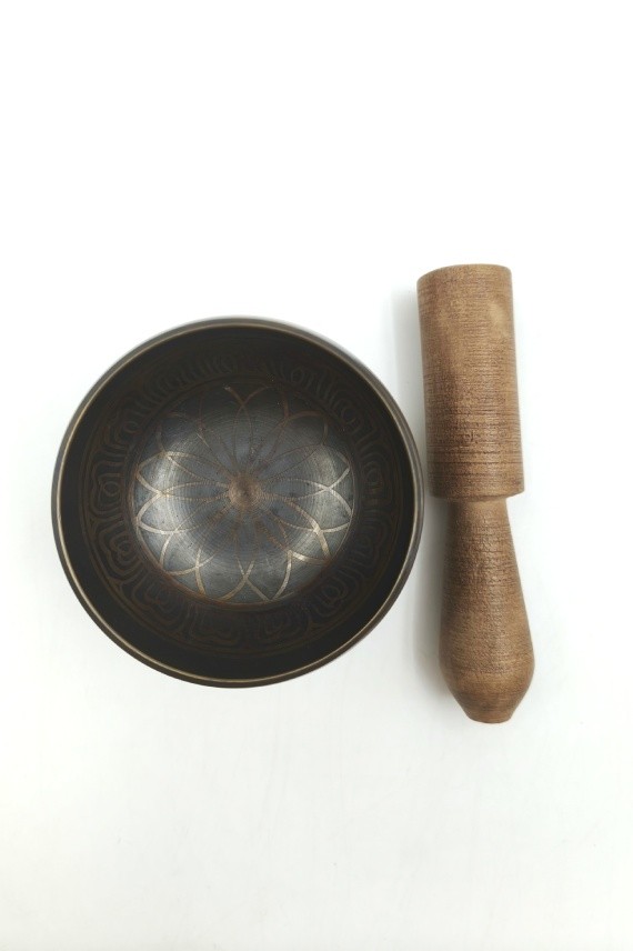 Cuenco tibetano artesanal con Flor de la Vida, mantras grabados, mazo de madera y cojín decorativo para meditación y yoga.