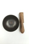 Cuenco tibetano artesanal con Flor de la Vida, mantras grabados, mazo de madera y cojín decorativo para meditación y yoga.