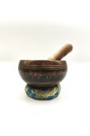 Cuenco tibetano artesanal con símbolo Om Mani, mantras grabados, mazo de madera y cojín decorativo para meditación y relajación.