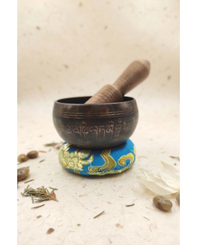 Cuenco tibetano artesanal con Flor de la Vida, mantras grabados, mazo de madera y cojín decorativo para meditación y yoga.