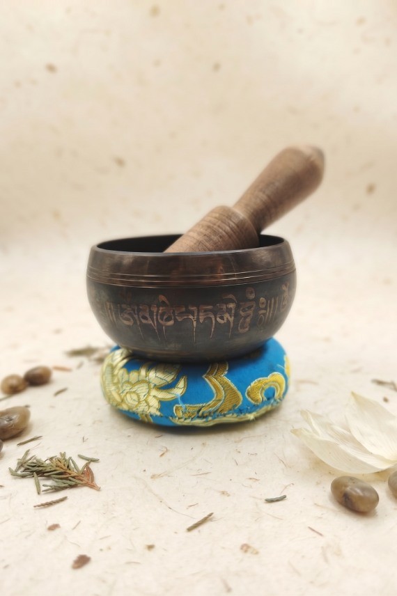 Cuenco tibetano artesanal con Flor de la Vida, mantras grabados, mazo de madera y cojín decorativo para meditación y yoga.