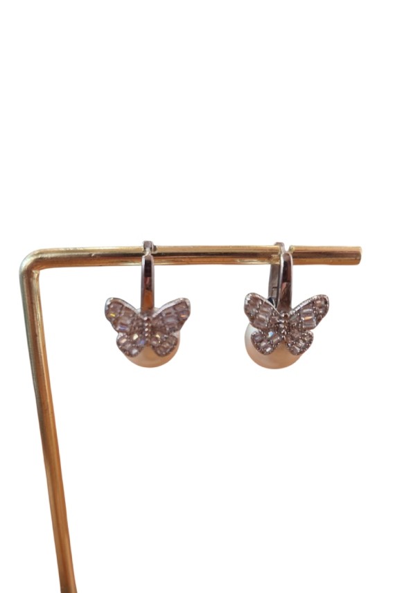 Pendientes de plata con perla natural y mariposa de circonitas, joya artesanal elegante disponible en acabado plata y dorado.