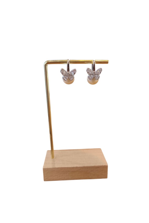 Pendientes de plata con perla natural y mariposa de circonitas, joya artesanal elegante disponible en acabado plata y dorado.