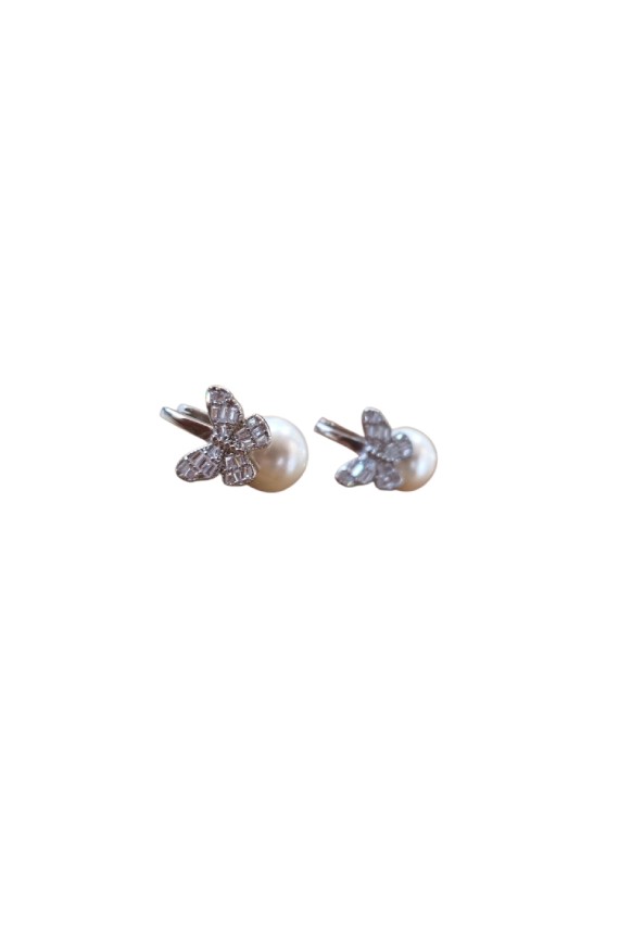 Pendientes de plata con perla natural y mariposa de circonitas, joya artesanal elegante disponible en acabado plata y dorado.