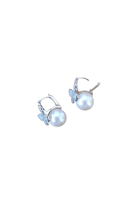 Pendientes de plata con perla natural y mariposa de circonitas, joya artesanal elegante disponible en acabado plata y dorado.