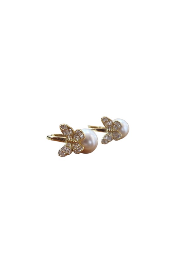 Pendientes de plata con perla natural y mariposa de circonitas, joya artesanal elegante disponible en acabado plata y dorado.