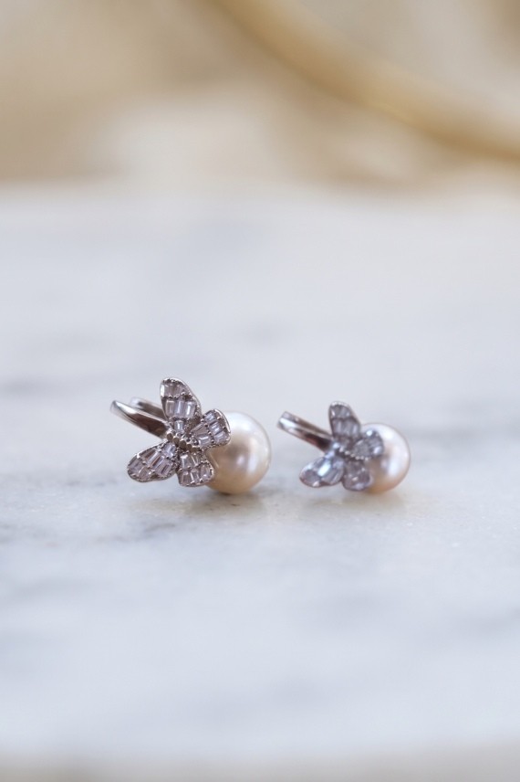 Pendientes de plata con perla natural y mariposa de circonitas, joya artesanal elegante disponible en acabado plata y dorado.