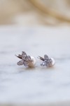 Pendientes de plata con perla natural y mariposa de circonitas, joya artesanal elegante disponible en acabado plata y dorado.