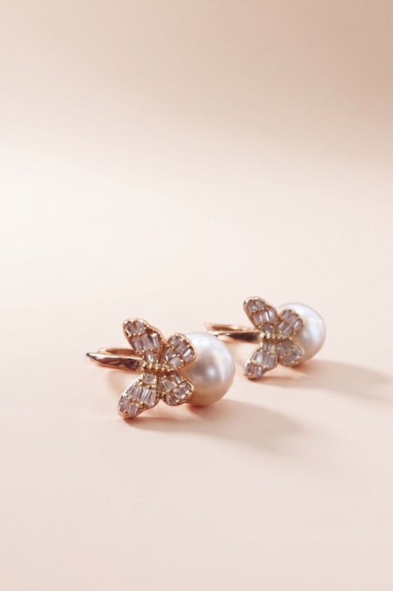 Pendientes de plata con perla natural y mariposa de circonitas, joya artesanal elegante disponible en acabado plata y dorado.
