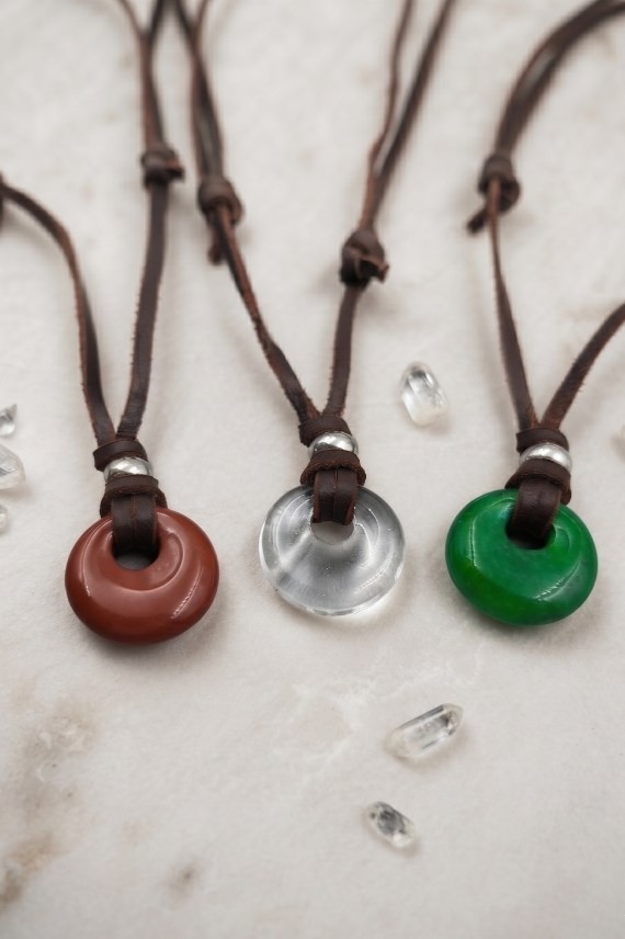Collar unisex de cuero con piedra natural en forma de aro, estilo boho.