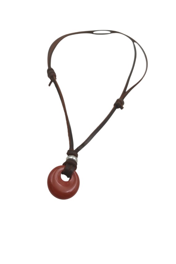 Collar unisex de cuero con piedra natural en forma de aro, estilo boho.