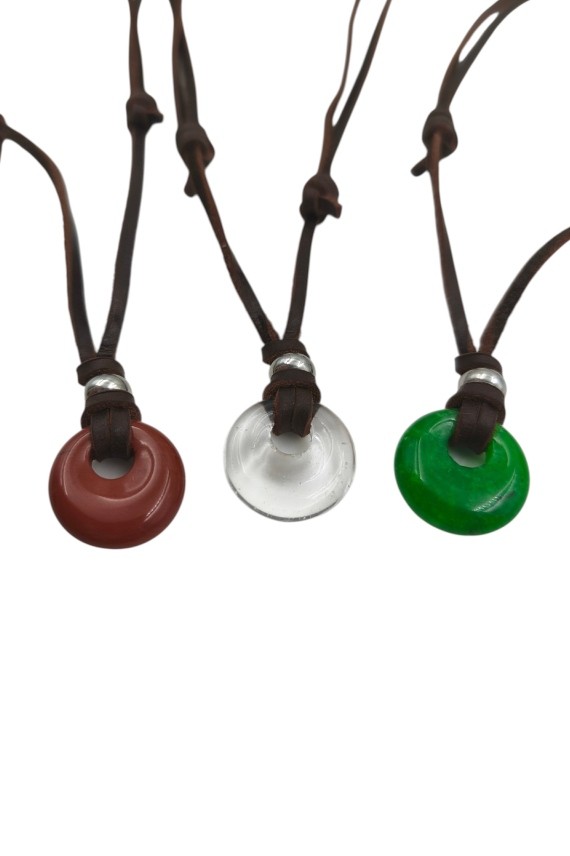 Collar unisex de cuero con piedra natural en forma de aro, estilo boho.