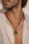 Collar unisex de cuero con piedra natural en forma de aro, estilo boho.
