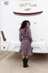 Vestido pareo midi estampado boho en tonos morados y turquesa, con escote cruzado, manga larga y falda con volante.