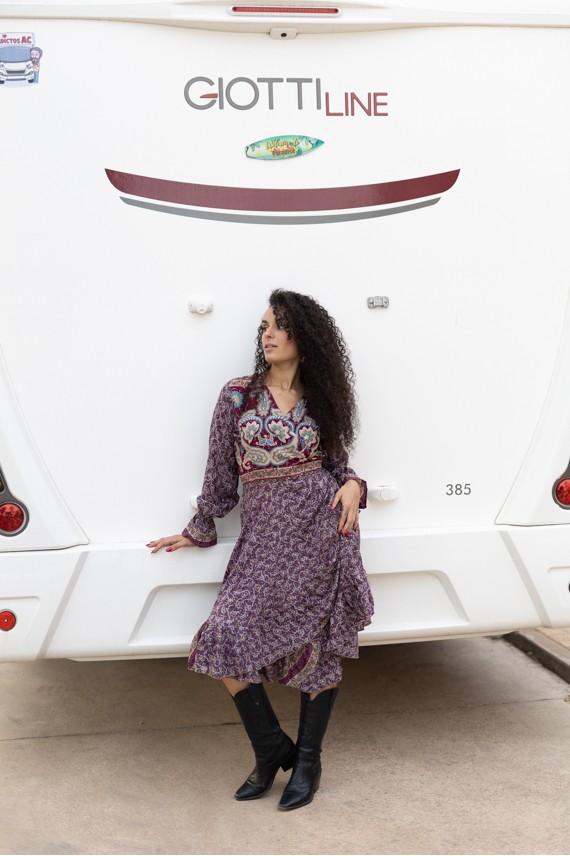 Vestido pareo midi estampado boho en tonos morados visto de espalda, con manga larga abullonada y cintura ajustable.