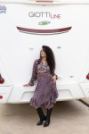 Vestido pareo midi estampado boho en tonos morados visto de espalda, con manga larga abullonada y cintura ajustable.