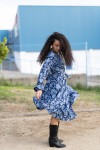 Vestido pareo midi estampado azul boho visto de espalda, con manga larga abullonada y falda fluida con volante.