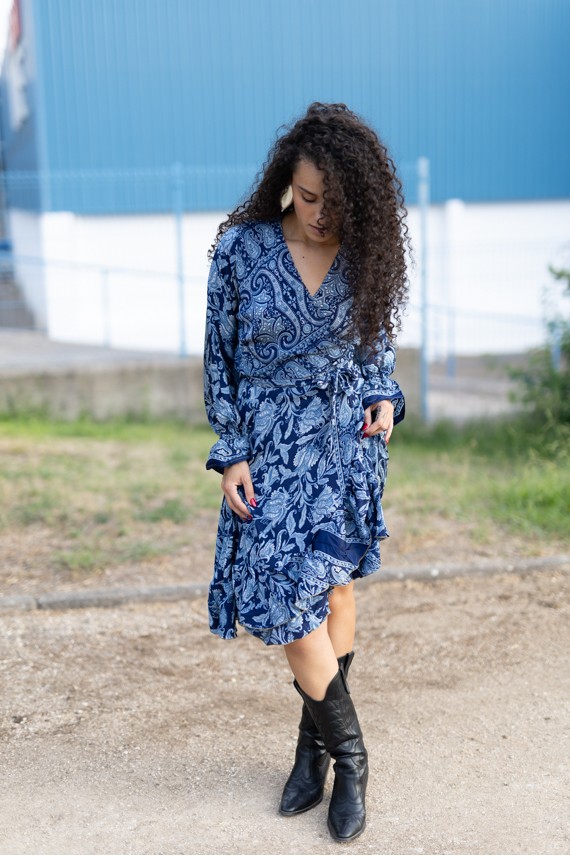 Vestido pareo midi azul estampado con motivos florales y paisley, escote cruzado y cintura ajustable.