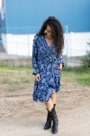 Vestido pareo midi azul estampado con motivos florales y paisley, escote cruzado y cintura ajustable.