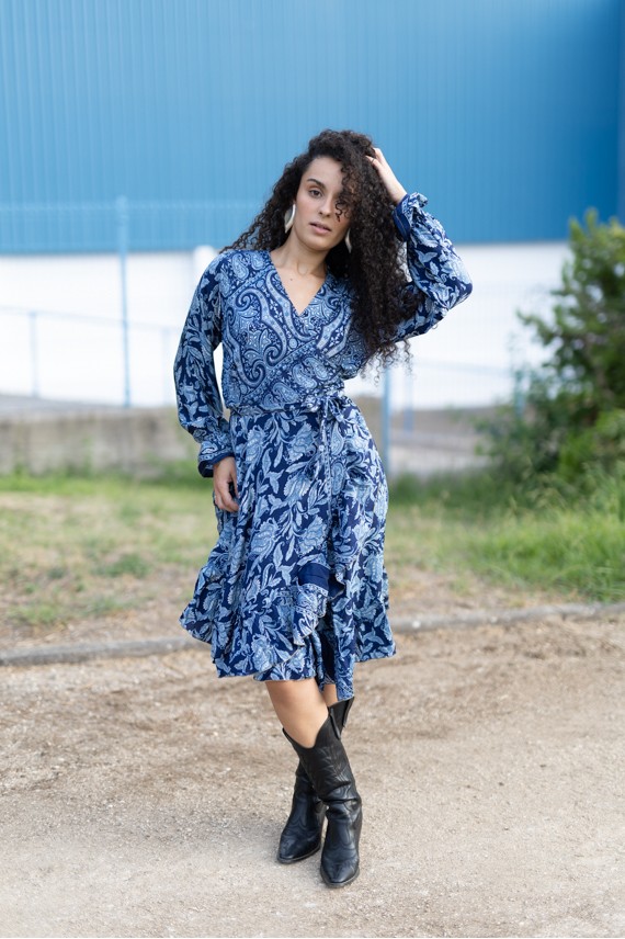 Vestido midi estampado azul marino visto de espalda, con cintura ajustable y motivos florales en tonos azules