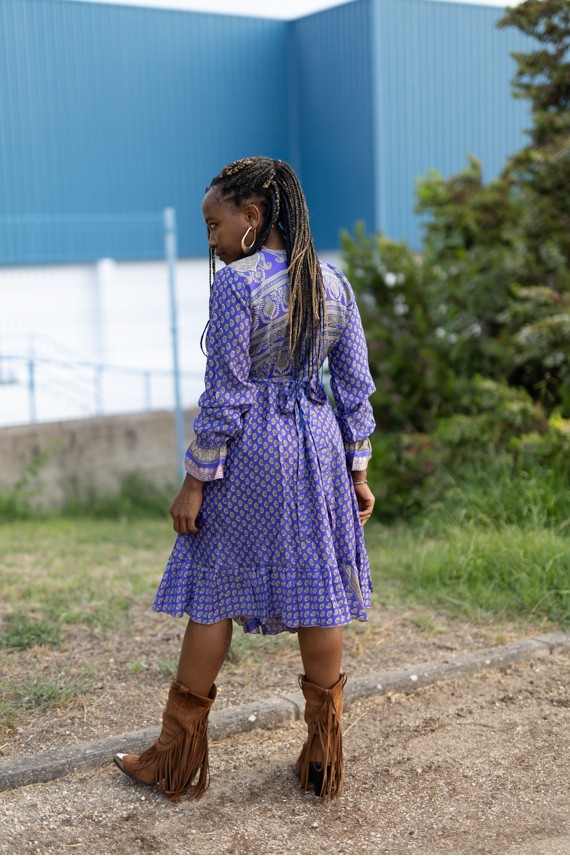 Vestido pareo midi estampado paisley azul y dorado con manga larga abullonada y cintura cruzada, estilo boho Samarkanda.