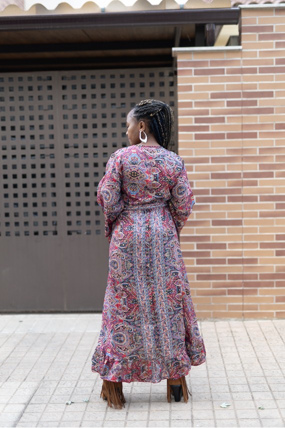 Vista trasera de vestido pareo largo estampado paisley multicolor en seda y viscosa, talla única de S a XL.