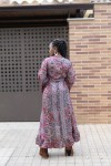 Vista trasera de vestido pareo largo estampado paisley multicolor en seda y viscosa, talla única de S a XL.