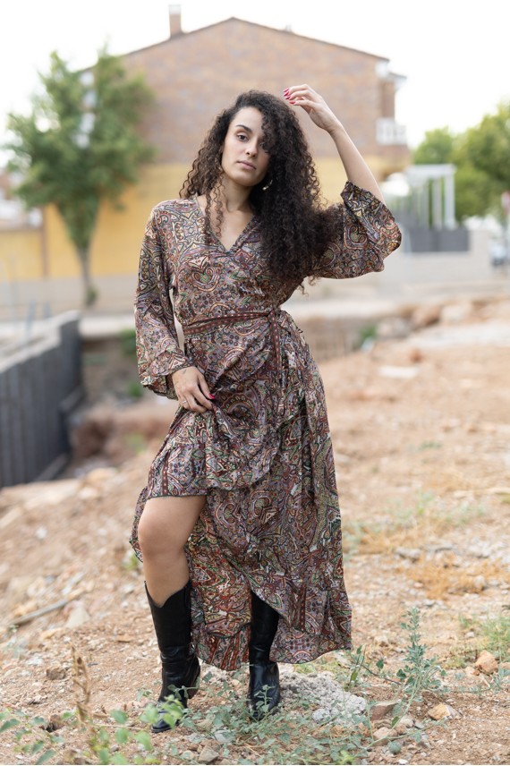 Vestido largo cruzado de seda y viscosa con estampado paisley en tonos verde oliva, teja y burdeos.