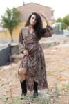 Vestido largo cruzado de seda y viscosa con estampado paisley en tonos verde oliva, teja y burdeos.