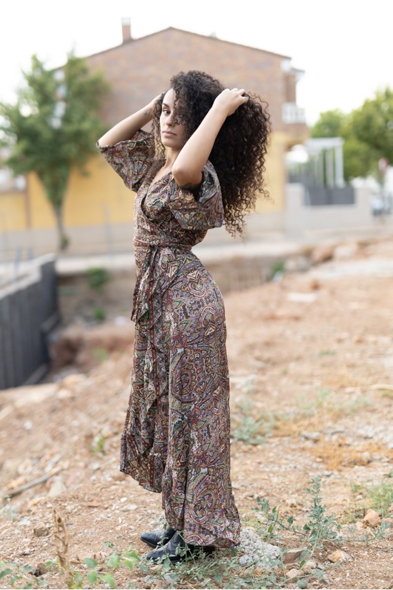 Vestido boho largo de mujer con estampado paisley, cintura cruzada y manga fluida.