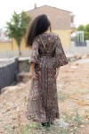 Vista trasera de vestido largo estampado paisley en tonos tierra con detalles dorados Samarkanda.