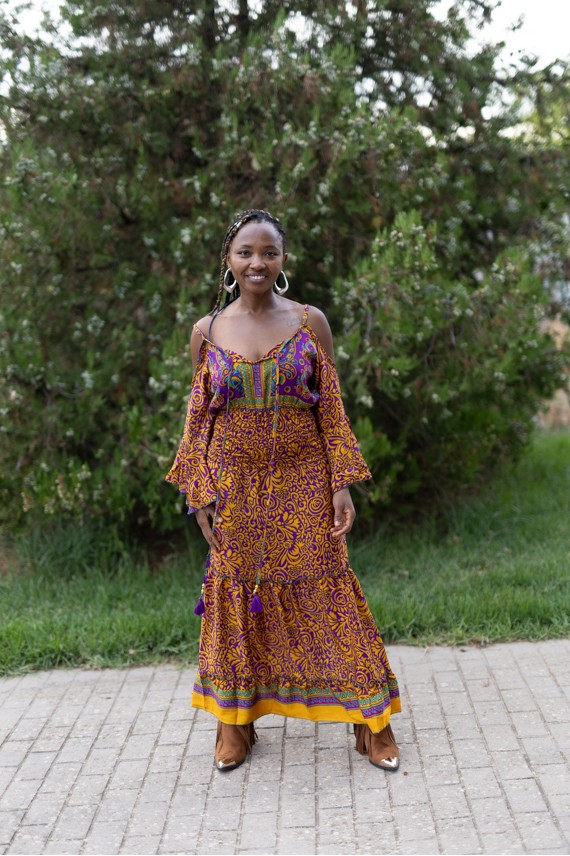 Vestido largo boho estampado en amarillo, morado y colores vivos con cintura elástica de nido de abeja.