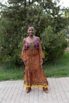 Vestido largo boho estampado en amarillo, morado y colores vivos con cintura elástica de nido de abeja.