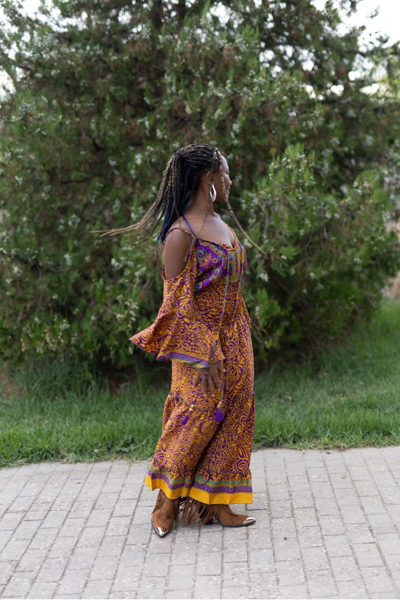 Vestido largo de seda y viscosa estampado multicolor boho con hombros al aire y manga fluida.