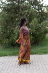 Vestido largo de seda y viscosa estampado multicolor boho con hombros al aire y manga fluida.