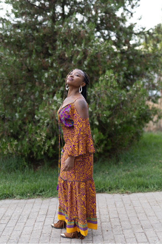 Vestido estampado boho de seda y viscosa con tirantes regulables, hombros descubiertos y falda larga con volante.