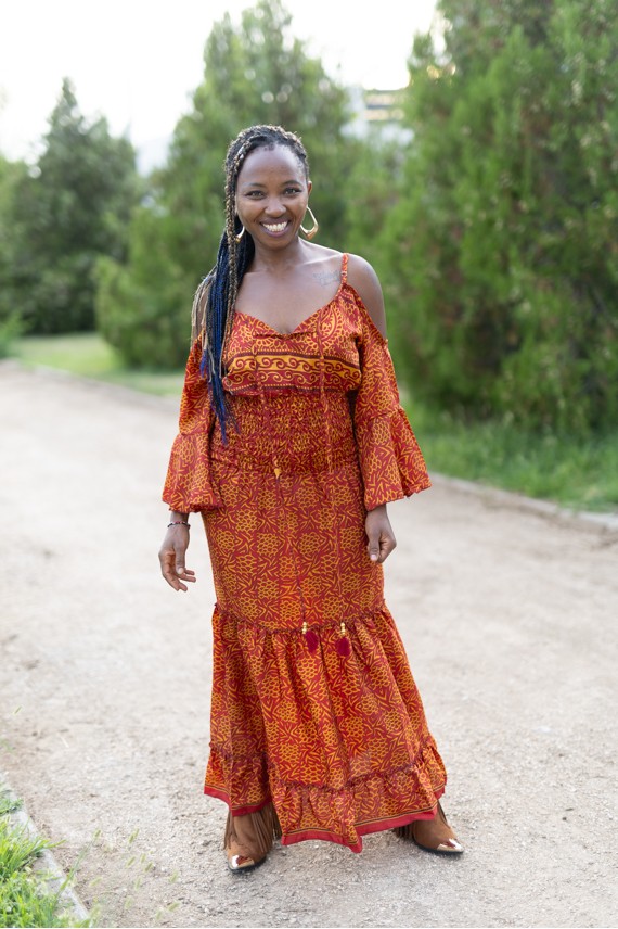 Vestido boho largo en tonos rojo, naranja y amarillo dorado con tirantes finos regulables y mangas fluidas.