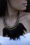 Collar Cordón Marrón y Plumas Siux