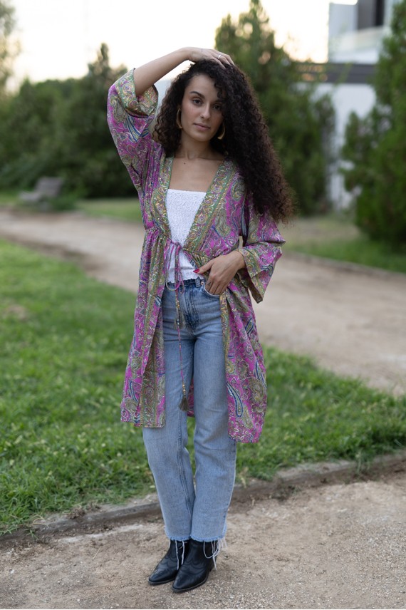 Kimono boho midi de seda natural con estampado sari paisley e hilo dorado, hecho a mano en India.