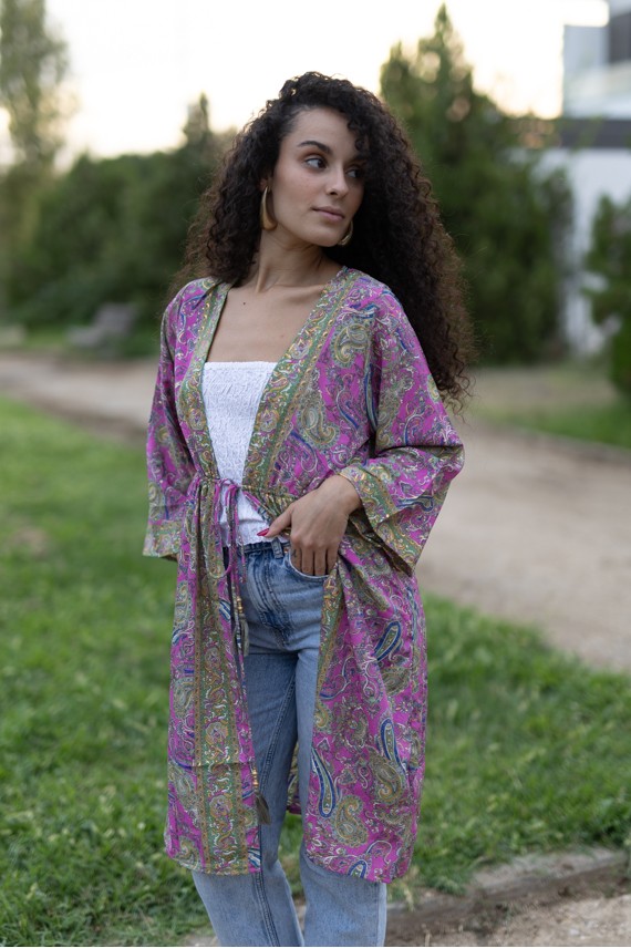 Kimono de seda natural estampado sari con cintura ajustable mediante cordón y manga midi recta.