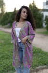 Kimono de seda natural estampado sari con cintura ajustable mediante cordón y manga midi recta.